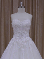 Beautiful Ball Gown Sweetheart Tulle Floor-length Wedding Dresses With Appliques Lace