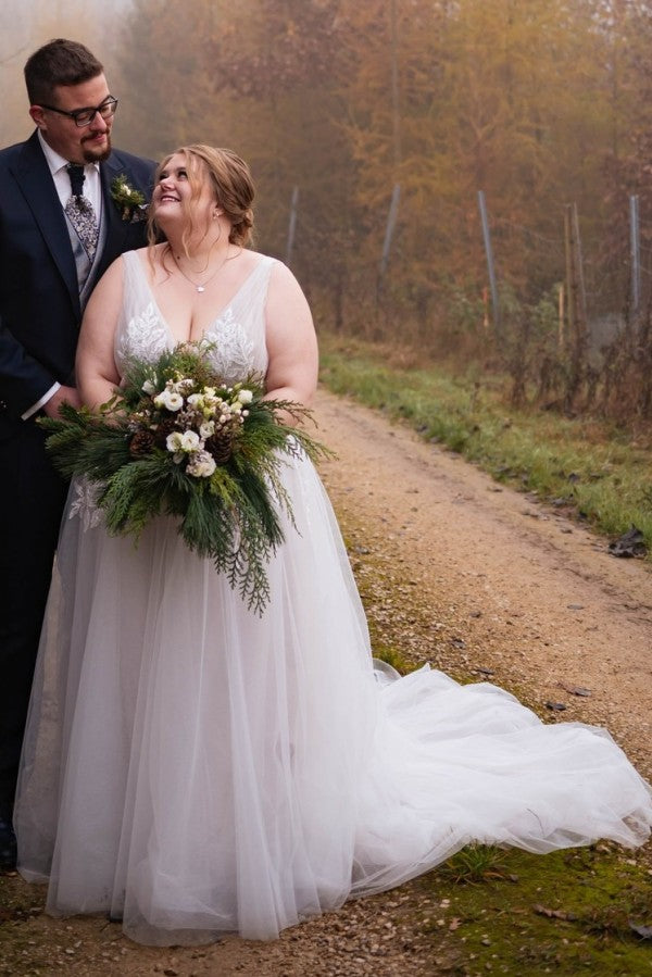 27DRESS Boho V-neck Sleeveless Plus Size Wedding Dresses with Lace Appliue