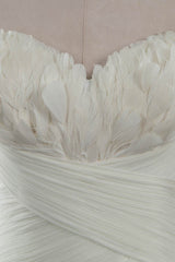 Chic Strapless Sweetheart Ivory Wedding Dresses Ruffles Tulle Sleeveless Bridal Gowns with Feather-27dress
