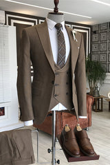 Coffee Peaked Lapel Three Pieces Business Suits