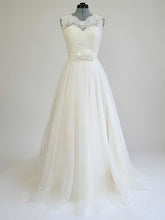 Elegant Ball Gown Illusion Tulle Sweep Train Wedding Dress with Appliques Lace