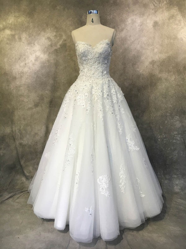 Elegant Sweetheart Ball Gown Wedding Dresses With Lace Appliques