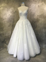 Elegant Sweetheart Ball Gown Wedding Dresses With Lace Appliques