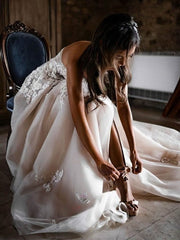 Elegant Sweetheart Tulle Court Train Wedding Dress with Split Front