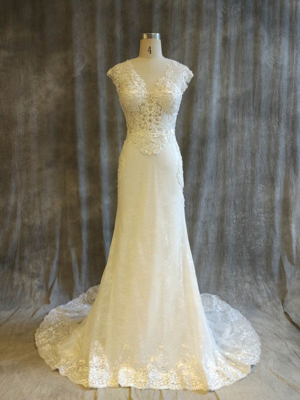 Elegant Trumpet/Mermaid V-neck Tulle Sweep Train Wedding Dress With Appliques Lace