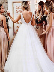Gorgeous Ball Gown Wedding Dress with Scoop Neck and Tulle Sweep Train and Bow