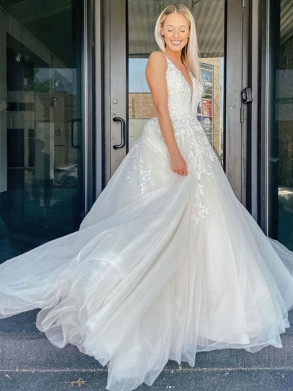 Gorgeous V-neck Ball Gown Tulle Wedding Dress with Appliques Lace