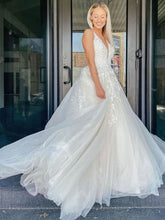 Gorgeous V-neck Ball Gown Tulle Wedding Dress with Appliques Lace