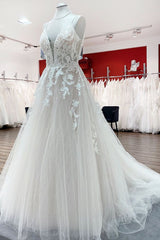 Graceful Spaghetti Straps Tulle V Neck Sequins Wedding Dresses With Lace Appliques-27dress
