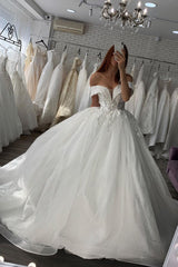 Off-the-Shoulder Ball Gown Tulle Wedding Dress With Appliques-27dress
