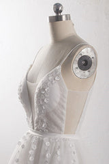 Sexy A-Line Spaghetti Straps Tulle Wedding Dress Deep-V-Neck Appliques Sleeveless Bridal Gowns Online-27dress