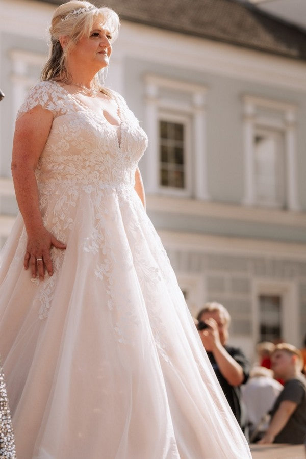 27DRESS Short Sleeves Plus Size Tulle Wedding Dresses with Lace Applqiue