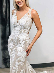 Trumpet/Mermaid V-neck Tulle Court Train Wedding Dress With Appliques Lace