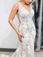 Trumpet/Mermaid V-neck Tulle Court Train Wedding Dress With Appliques Lace
