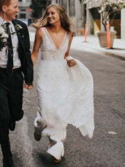 V-neck Lace Chapel Train Wedding Dresses for Trumpet/Mermaid