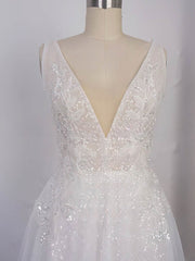 V-neck Tulle Sweep Train Ball Gown Wedding Dress With Appliques Lace
