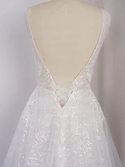 V-neck Tulle Sweep Train Ball Gown Wedding Dress With Appliques Lace