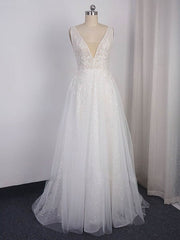 V-neck Tulle Sweep Train Ball Gown Wedding Dress With Appliques Lace