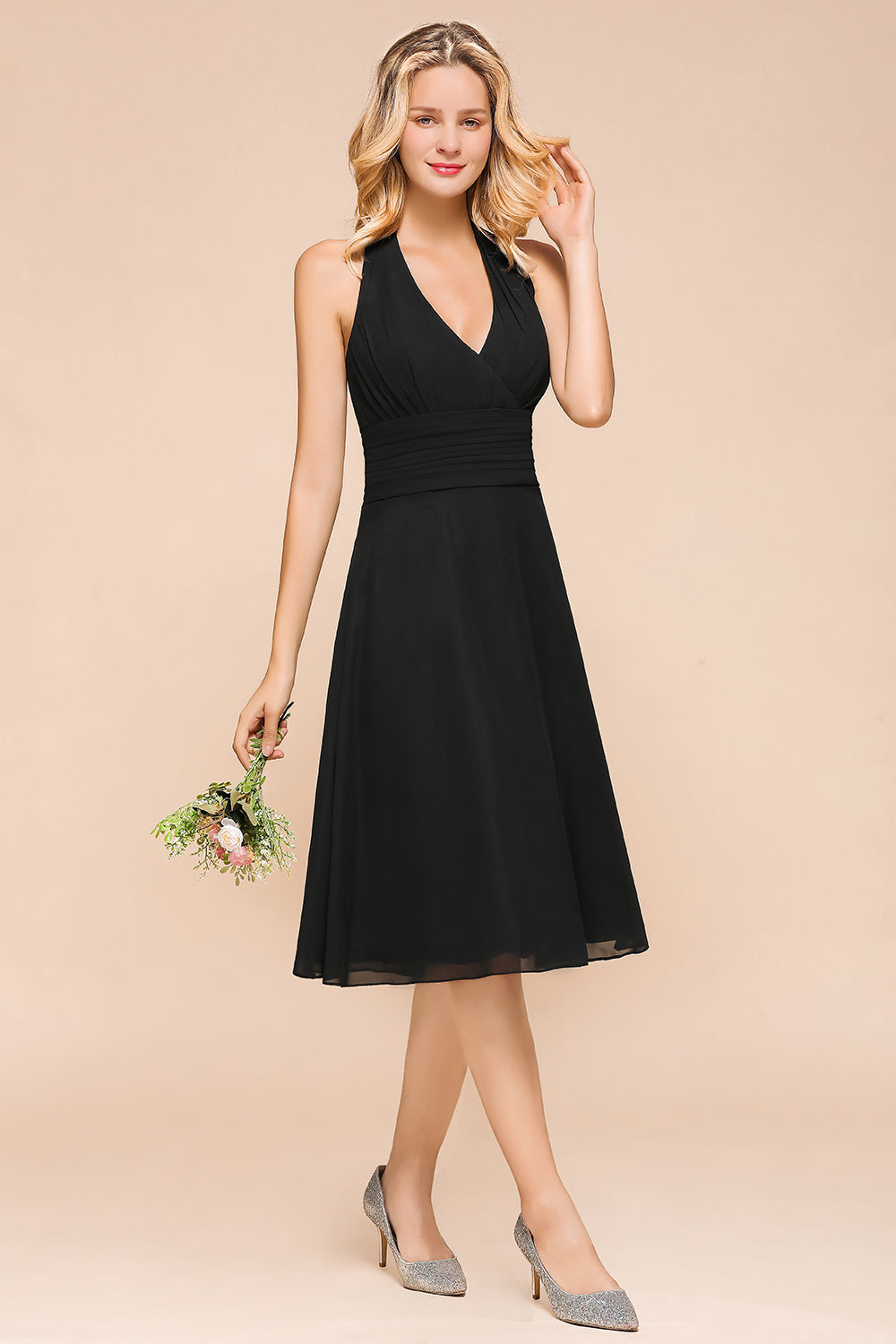 Load image into Gallery viewer, Affordable Halter V-Neck Black Short Bridesmaid Dresses Online-27dress
