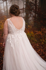 27DRESS Boho V-neck Sleeveless Plus Size Wedding Dresses with Lace Appliue