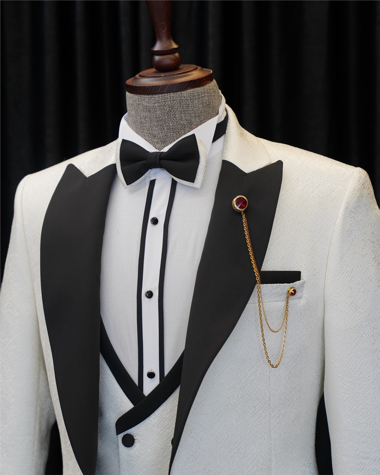 Chic Three Pieces Jacquard White Wedding Suits For Men