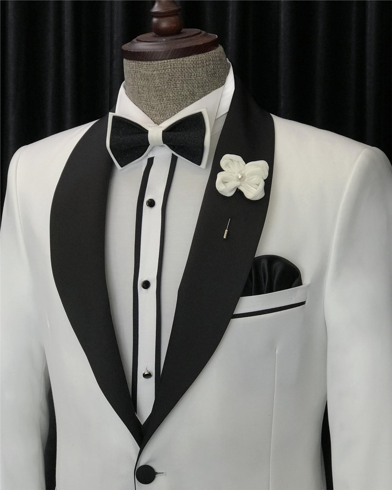 Chic White Three Pieces Slim Fit Wedding Groom Suits