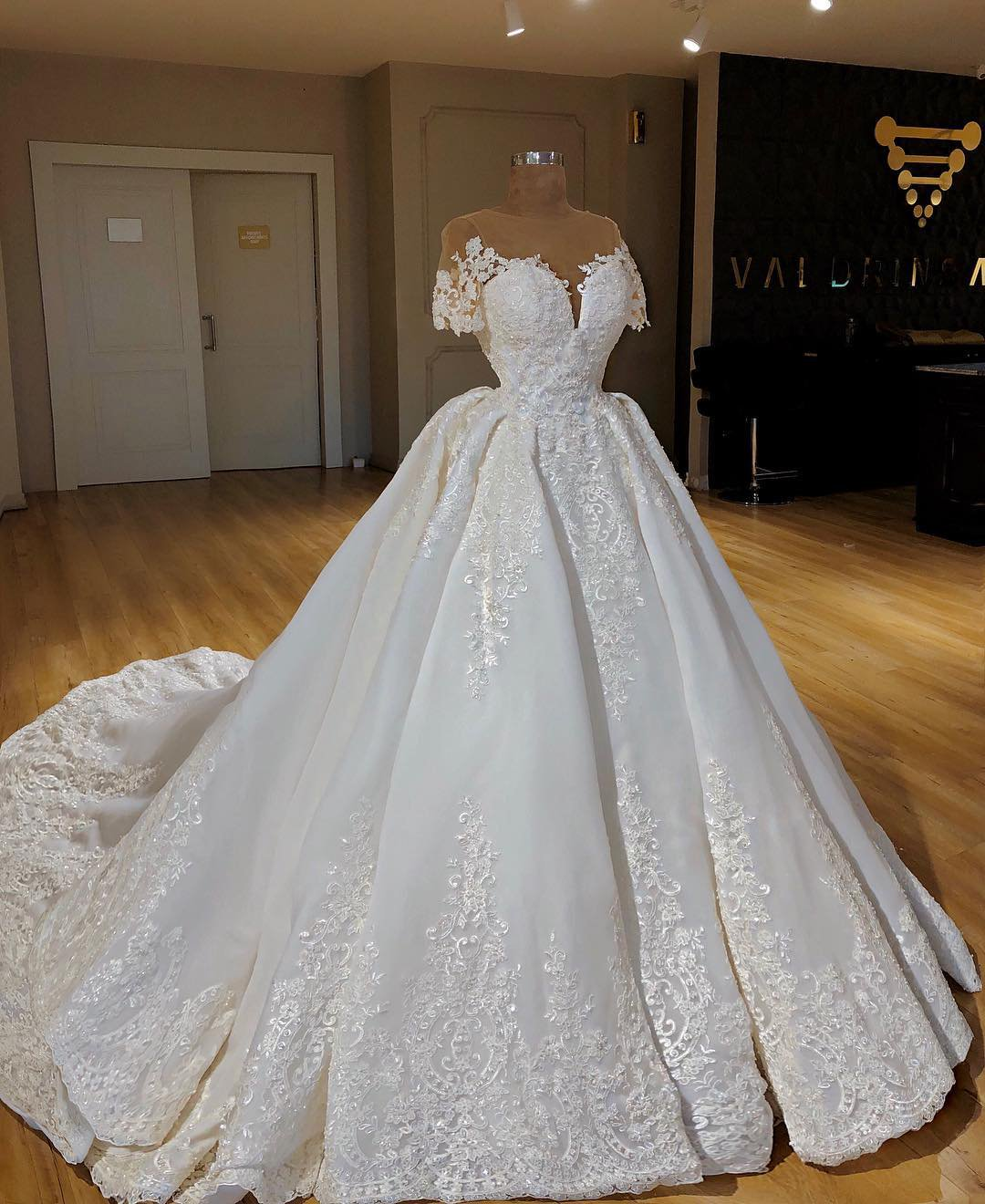 Elegant Jewel Shortsleeves A-line Wedding Dresses White Ruffles Lace Bridal Gowns With Appliques On Sale-27dress
