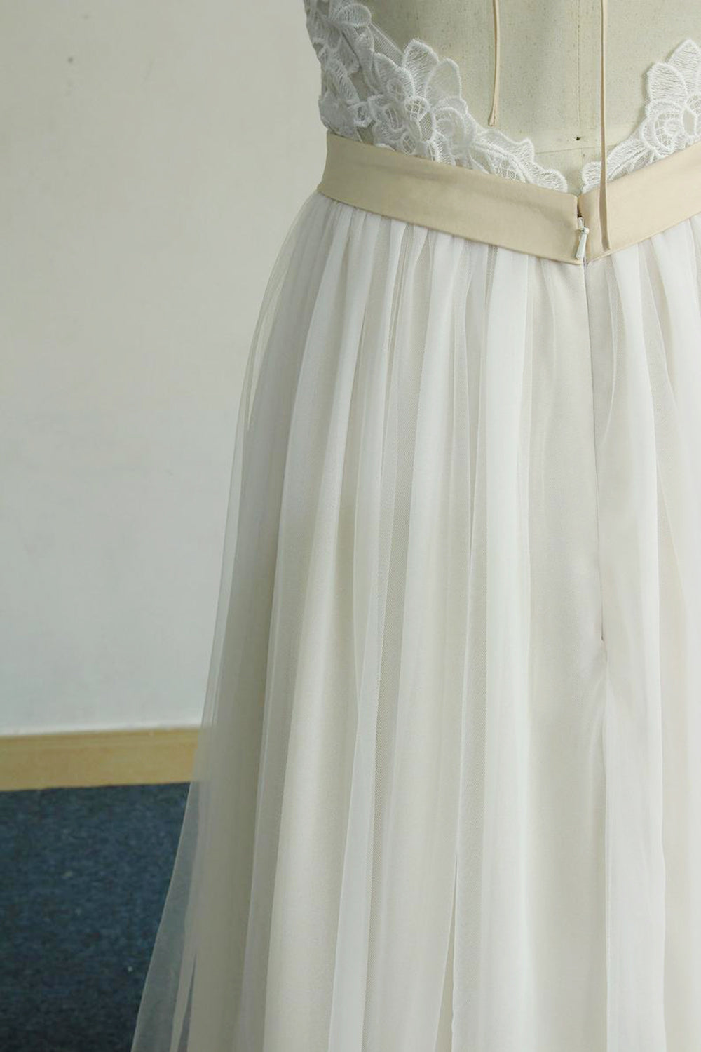 Glamorous Halter Ivory A-line Wedding Dresses Lace Tulle Ruffles Bridal Gowns With Appliques Online-27dress