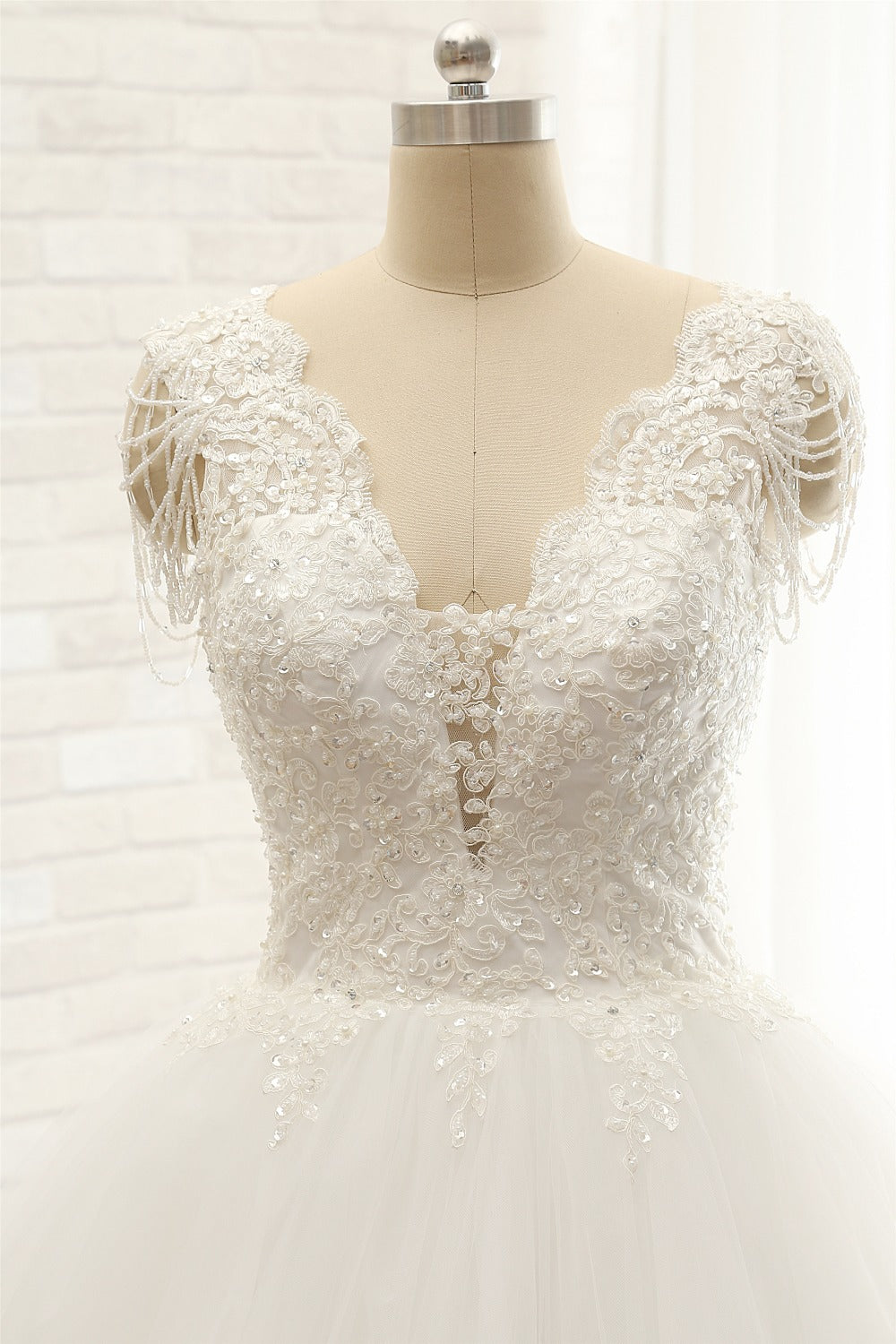 Glamorous V neck Straps White Wedding Dresses With Appliques A line Sleeveless Tulle Bridal Gowns Online-27dress