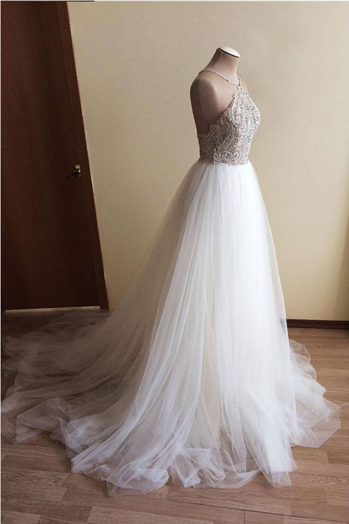 Glamorous White Tulle Crystal Beaded Halter Sleeveless Bridal Gowns 27dress Glamorous White Tulle Crystal Beaded Halter Sleeveless Bridal Gowns 27dress