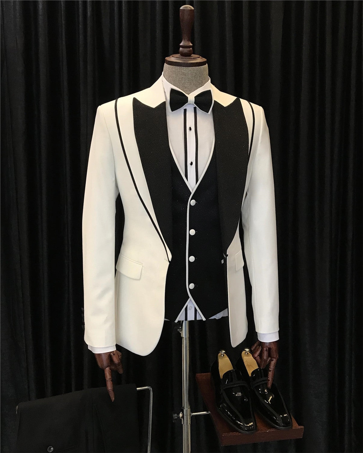 Modern White Three Pieces Peaked Lapel Fashion Men Wedding Suit
