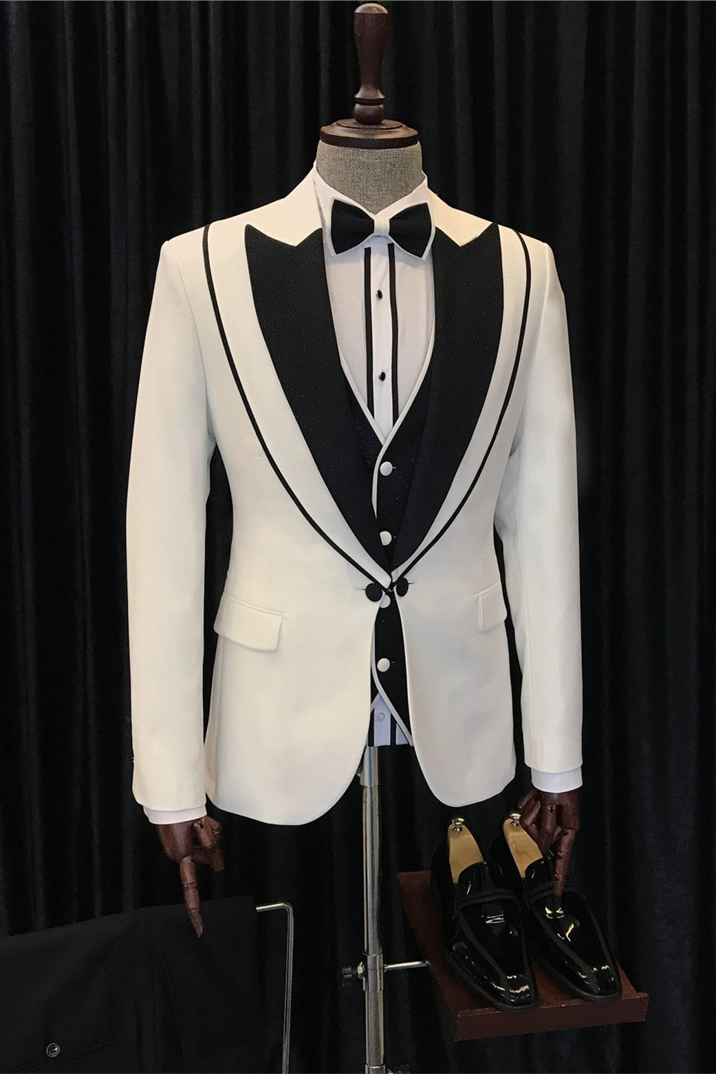 Modern White Three Pieces Peaked Lapel Fashion Men Wedding Suit