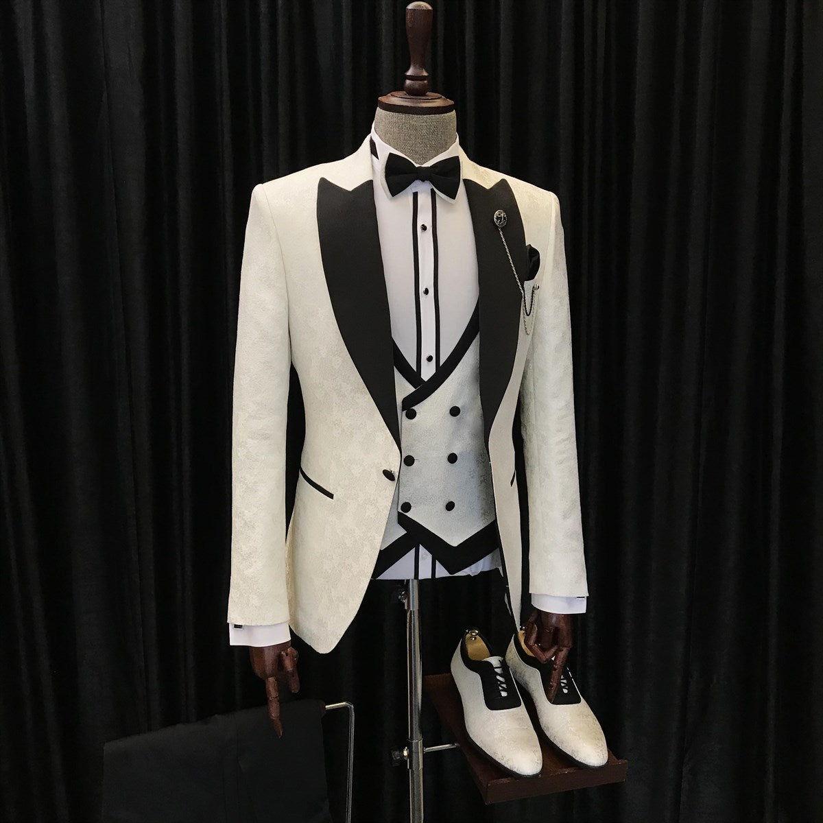 New Arrival Jacquard Three Pieces White Wedding Suits With Black Peaked Lapel