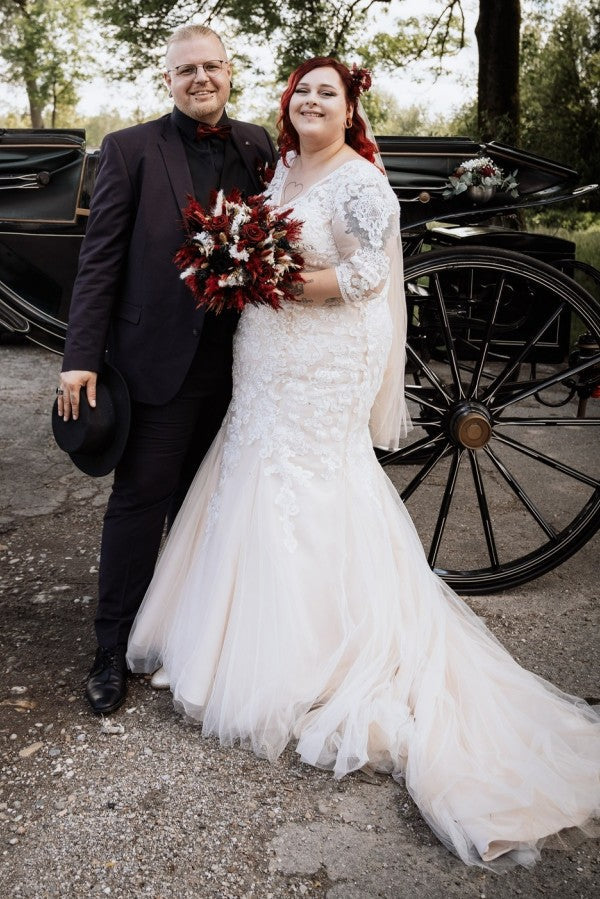 27DRESS Plus Size Short Sleeves V-neck Wedding Dresses with Lace Applique