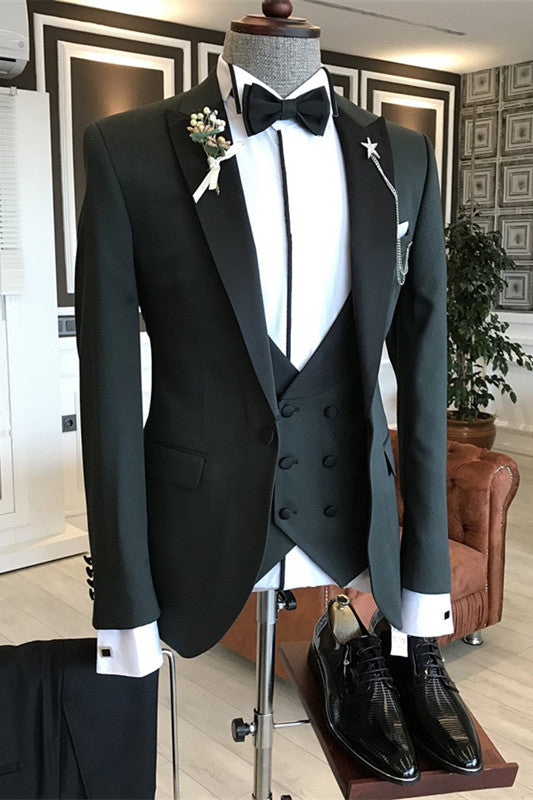 Three Pieces Chic Wedding Suits With Black Peaked Lapel