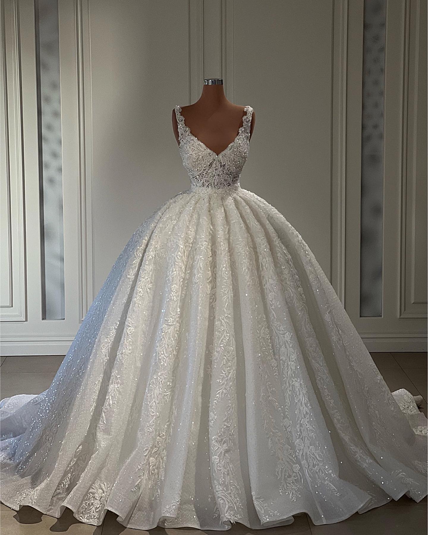 V-Neck Sleeveless Wedding Dress Ball Gown With Lace Appliques-27dress