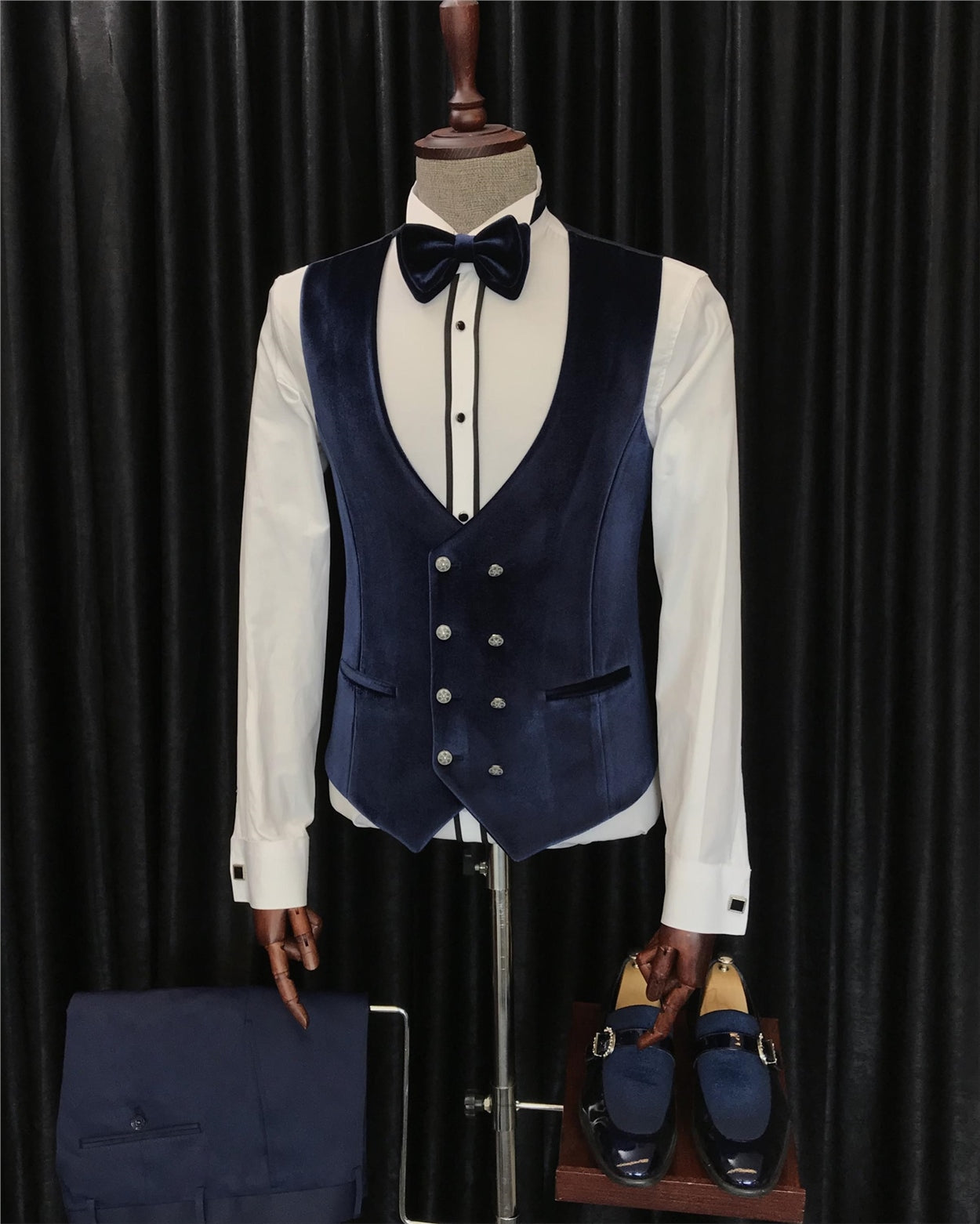 Three Pieces Jacquard White Wedding Suits With Navy Blue Shawl Lapel