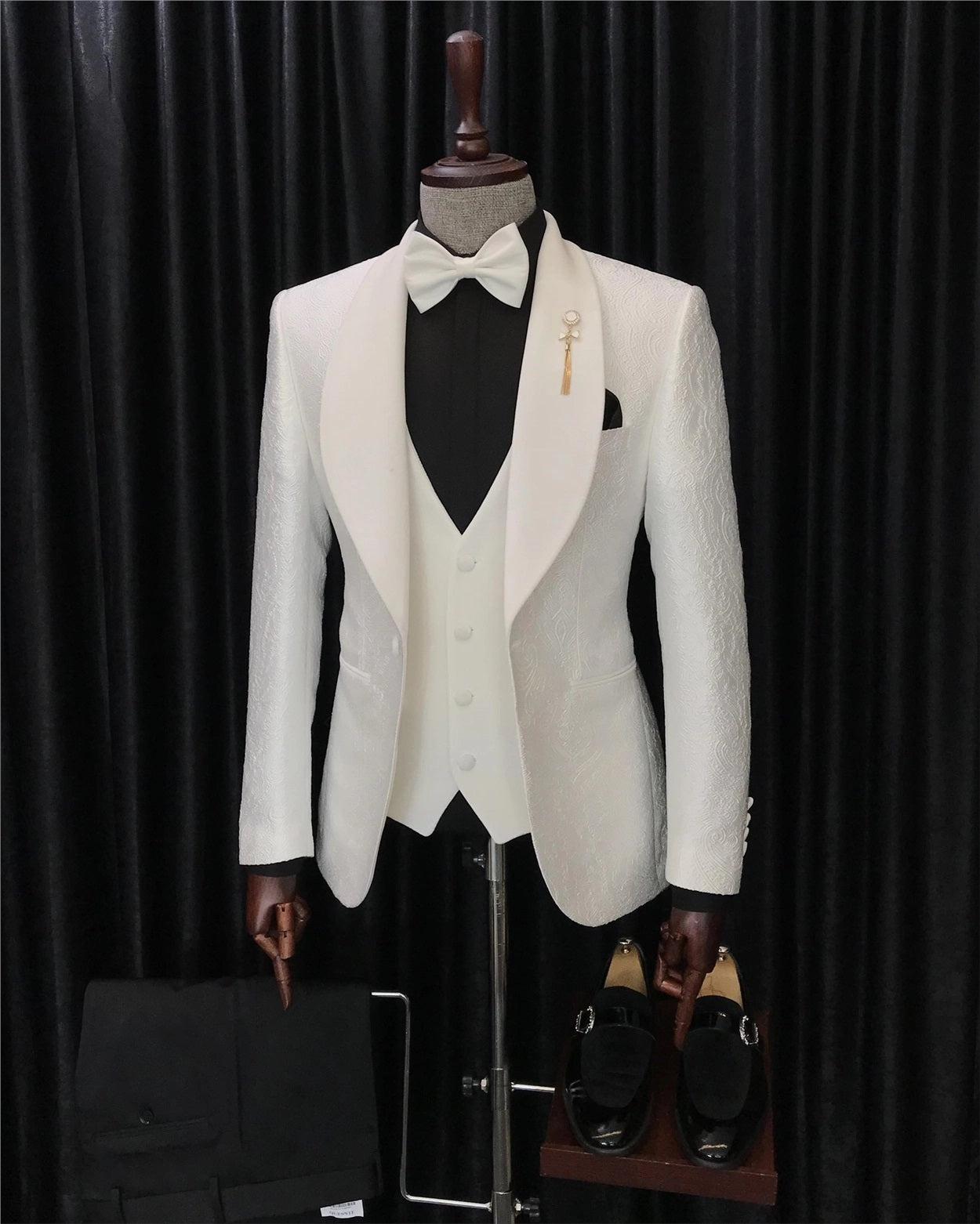 Three Pieces Shawl Lapel Jacquard White Wedding Suits For Men